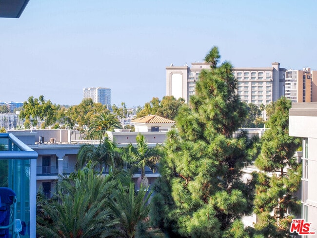 Building Photo - 13700 Marina Pointe Dr Unit 619