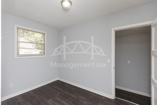 Photo - 2325 Westbrook Cir N