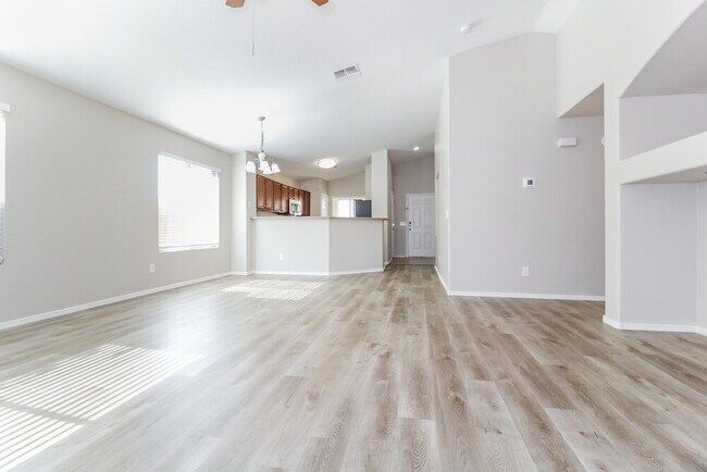 Photo - 11333 W Buchanan St