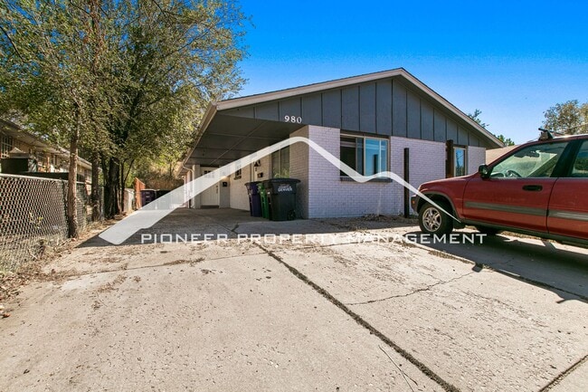 Building Photo - Spacious Half Duplex with Fenced Yard and Washer/Dryer