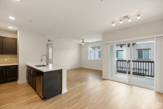 2BR, 2BA - 952 SF