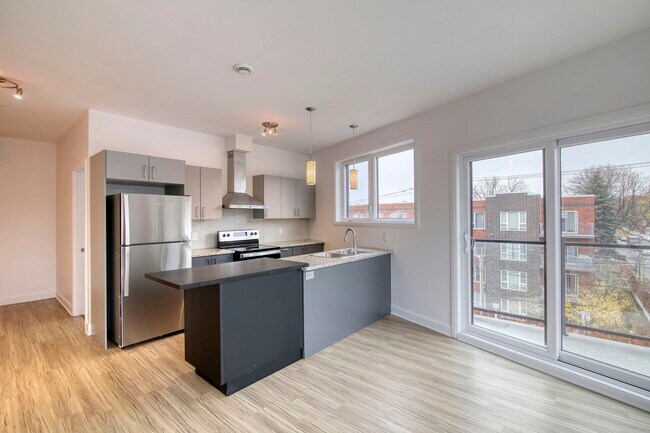 Building Photo - 6600 Av. de Darlington Unit 301