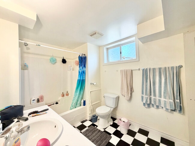 Photo - 6 BED - 2 BATH - LONDON - FULL HOUSE - STUDENT RENTAL ONLY