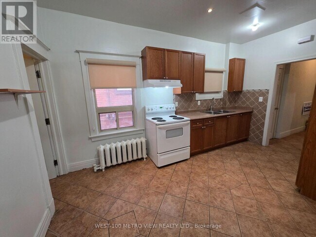 Photo - 1733 Dufferin St