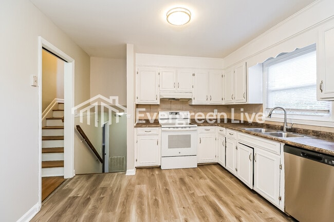 Photo - 1639 Vancouver Dr