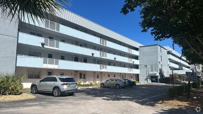 Building Photo - 3725 NE 169th St Unit 400 Rental