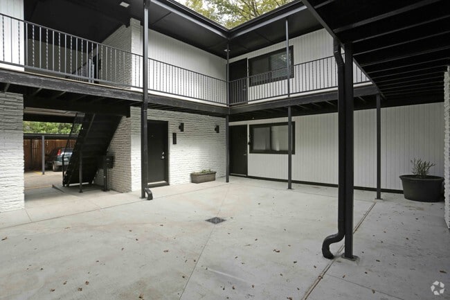 COURTYARD - The Colton Apartments