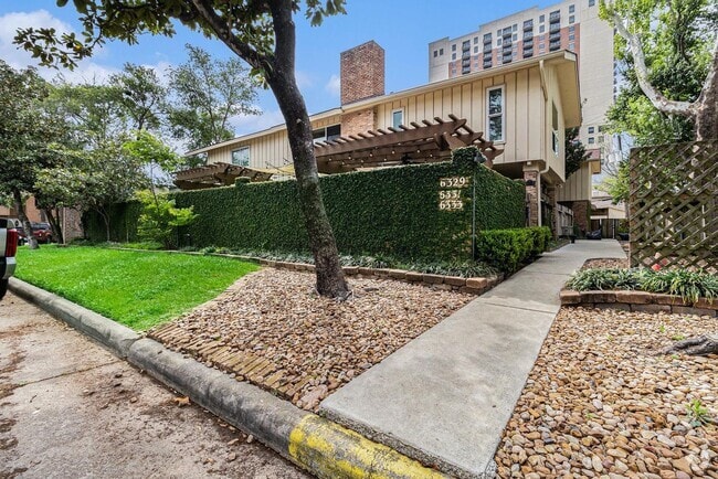 Building Photo - Updated 2-Bed, 2.5-Bath Patio Home Near Up...