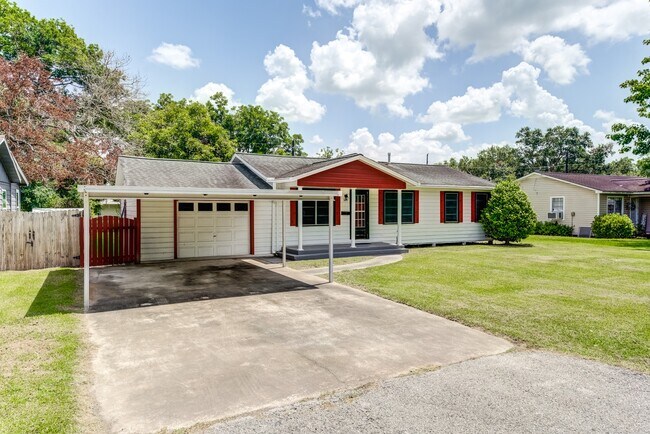 Photo - 305 Yaupon St