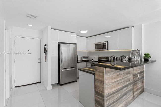 Building Photo - 6545 Indian Creek Dr Unit 306