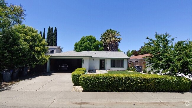 Building Photo - Beautiful Three Bedroom Two Bath Home with...