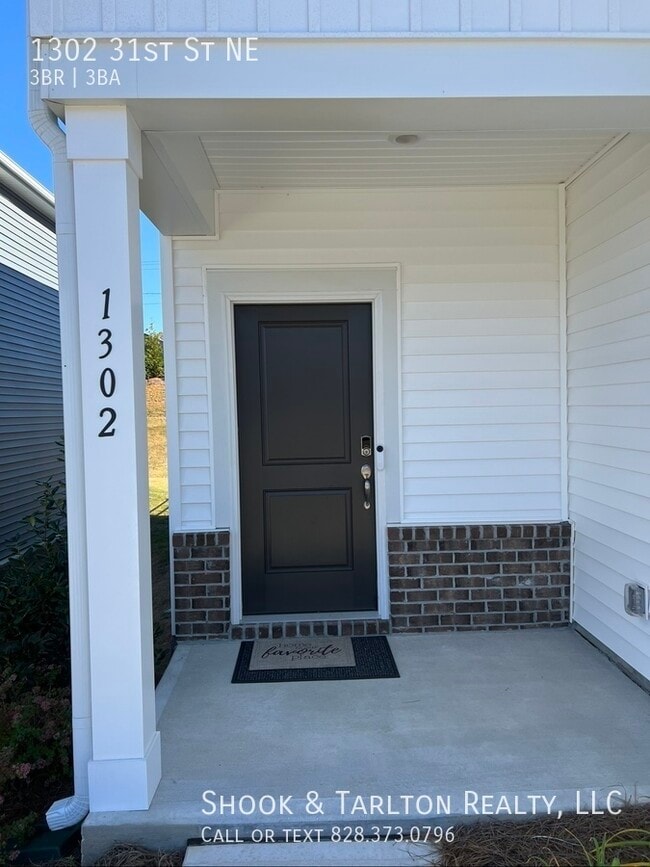 Building Photo - 1302 31st St NE