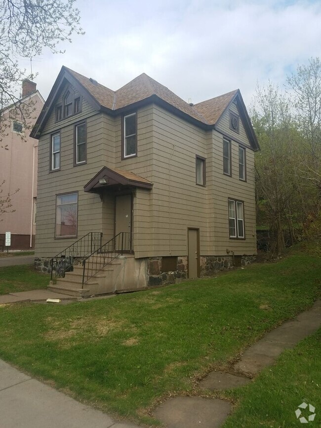 Building Photo - 613 E 1st St Unit 2 Rental