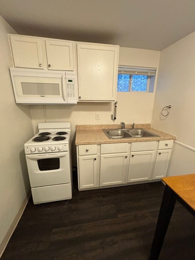 Building Photo - 611 9th Ave N Unit 1 Rental