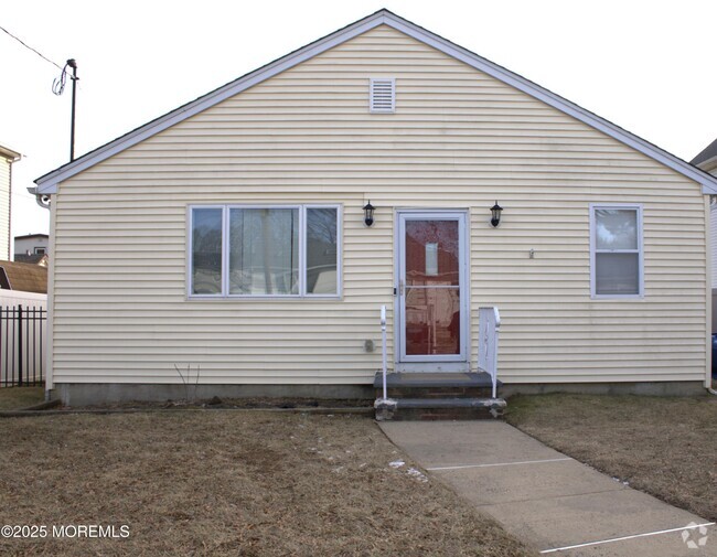 Building Photo - 30 Cedar Ave Rental