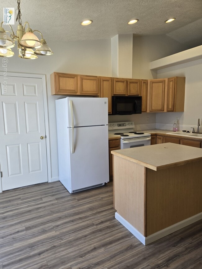 Photo - 1671 Klemmer Ave N