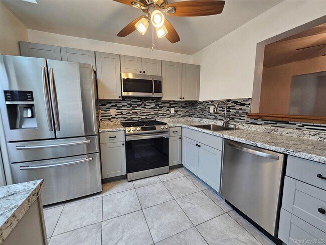 Photo - 507 Rakov Rd