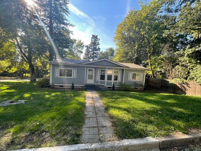 Building Photo - 301 NW Webb St