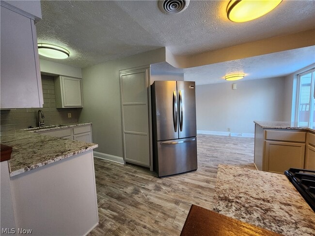 Photo - 2452 Bromley Rd