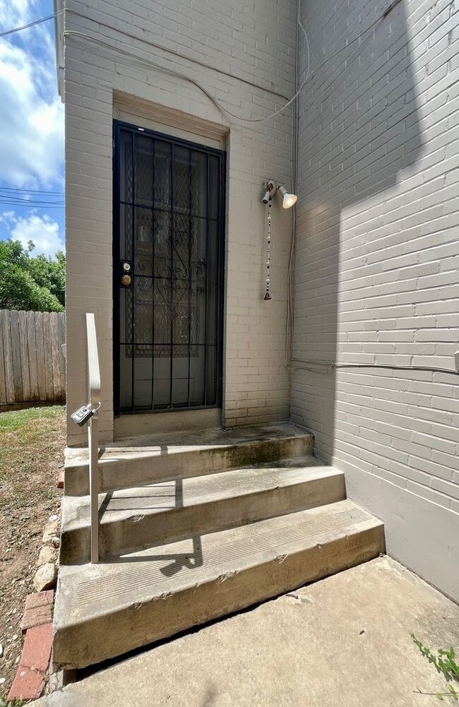 Photo - *LOCATION* Fabulous 1/1 with extra space O...