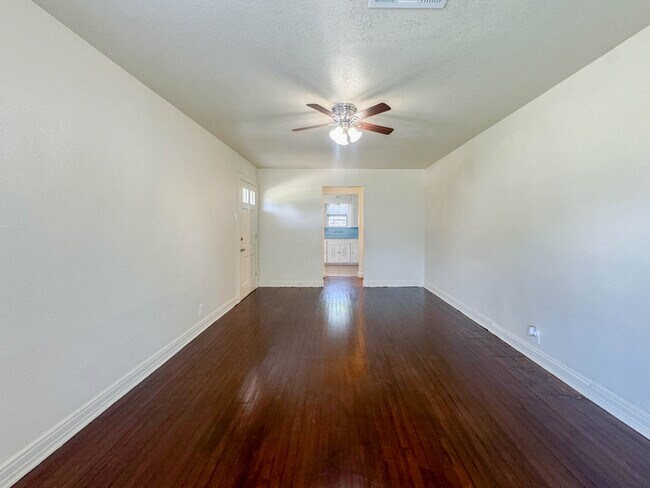 Photo - 1916 Houston Pl