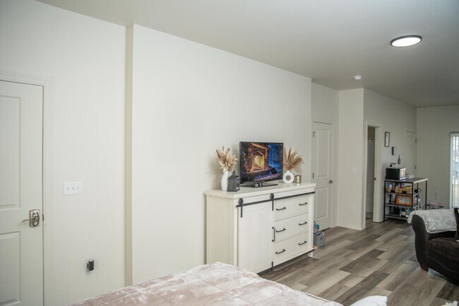 Photo - 724 Cedar Creek Ave