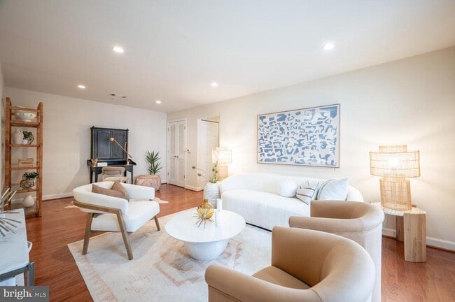 Building Photo - 4113 S Four Mile Run Dr Unit 404