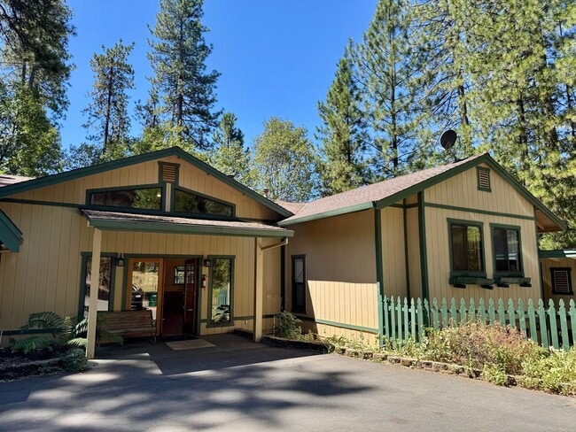 Building Photo - Spacious 3-bedroom, 2-bath multi-family home Unit F20183 B