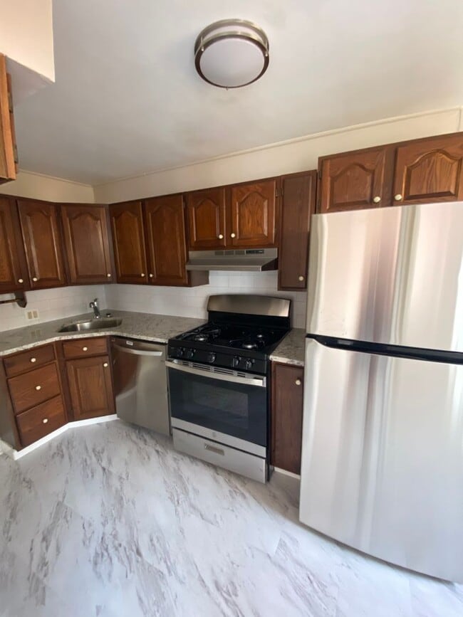 Building Photo - 3b1.5b Row House with Deck near Torresdale ave Available Now