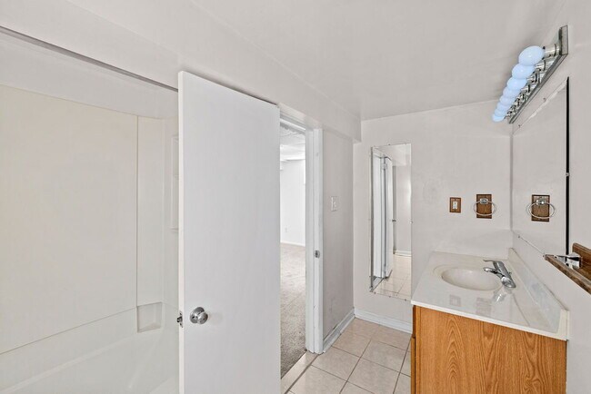 Rare Garage and Steps to Metro 4br  2ba