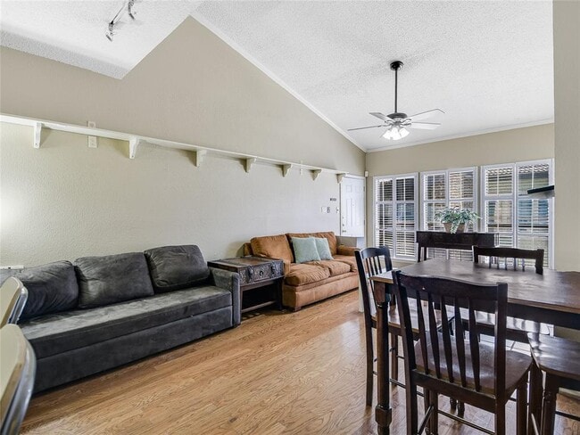 Photo - 807 W 25th St Unidad 203