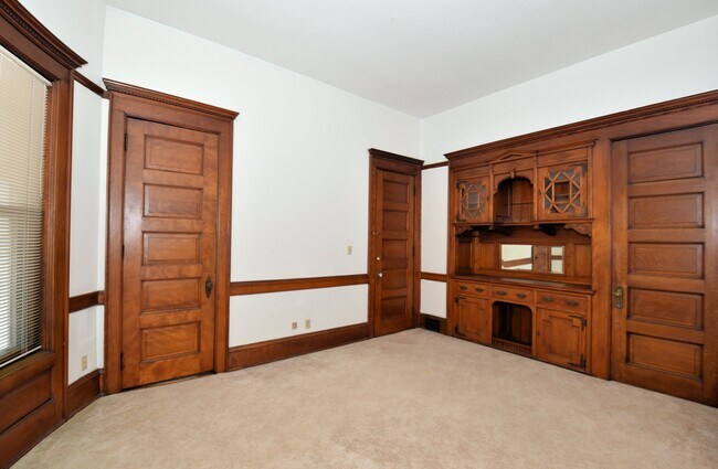 Huge bedroom, high ceilings! - 1751 N Cambridge Ave Unit 1