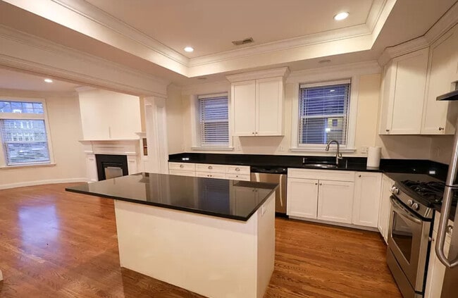 Building Photo - 1803 Beacon St Unit B