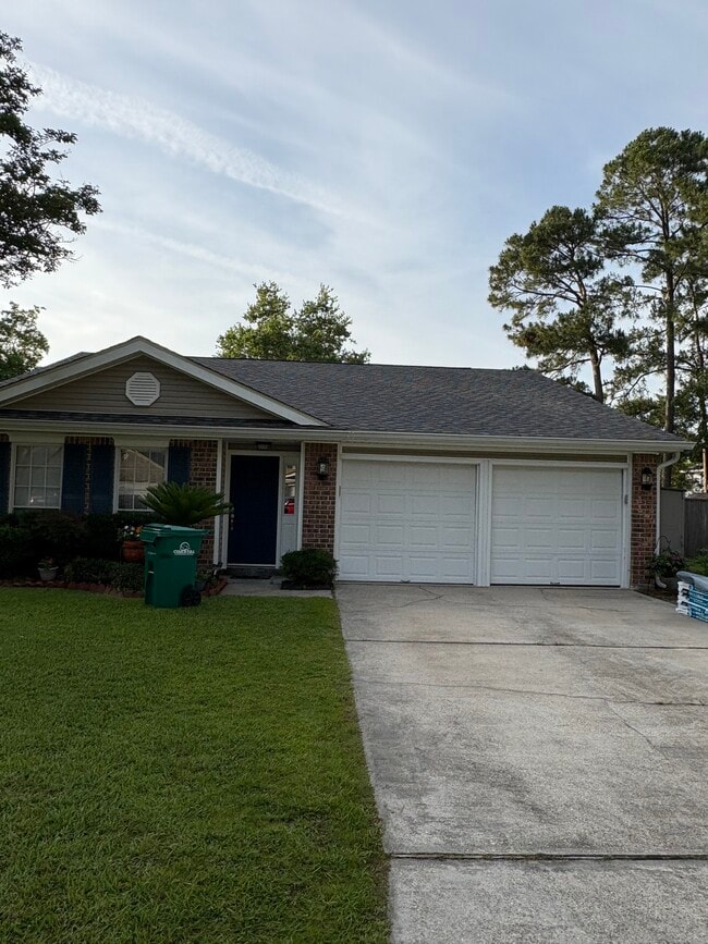 Building Photo - 119 Larchwood Dr