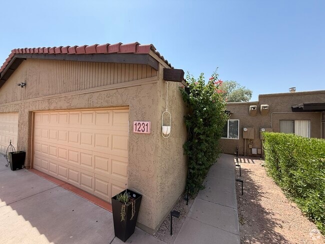 Building Photo - 1231 E Bluebell Ln Rental