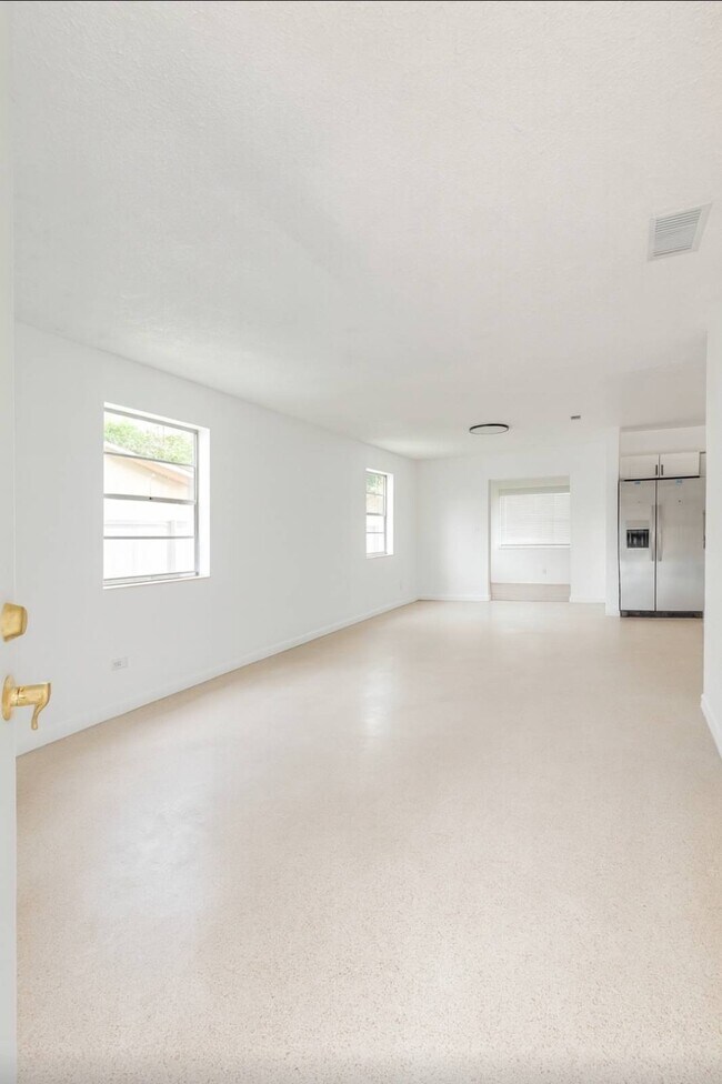 Building Photo - 141 W 31st St Rental
