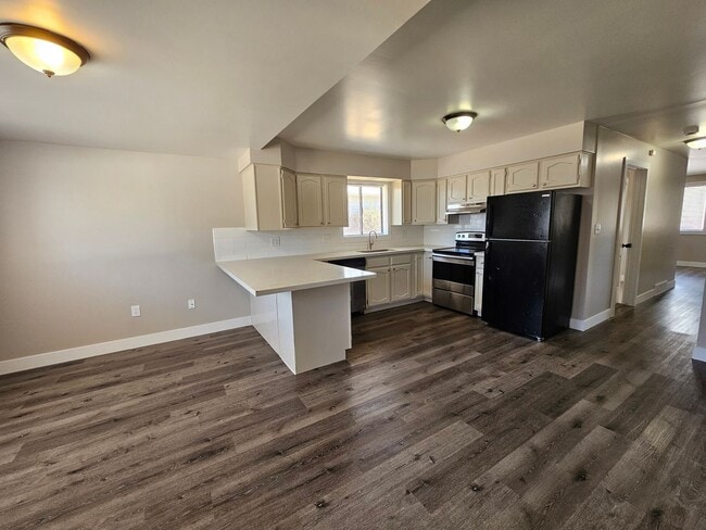 Building Photo - Updated 4 Bed Home with Large Yard