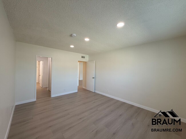 Building Photo - 6041 Whitsett Ave Rental