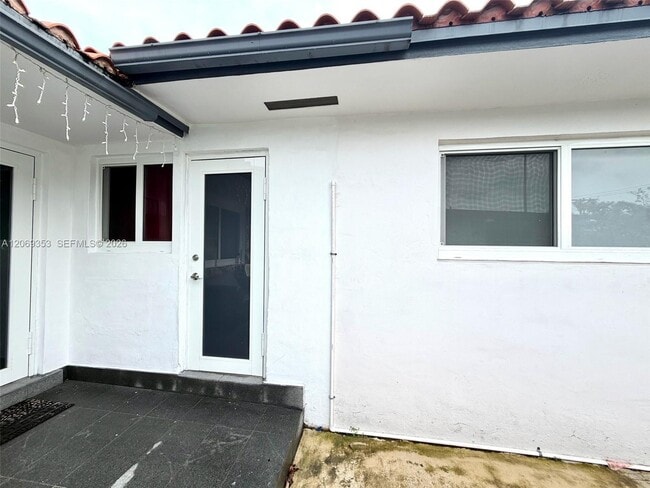 Building Photo - 931 SW 82nd Ave Unit 3