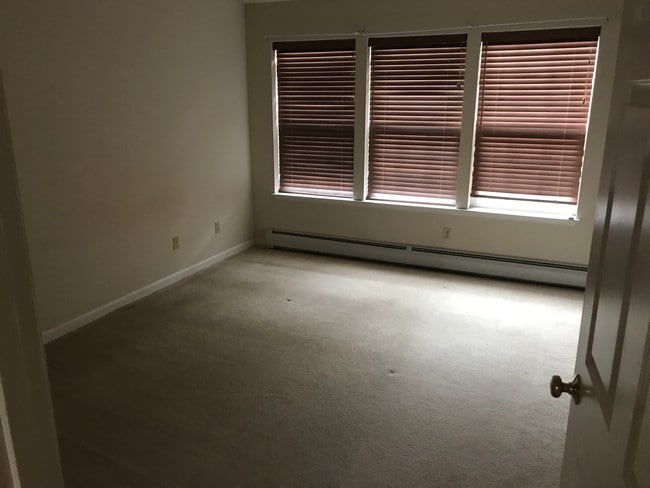 Master bedroom - 131 Stonington Cir