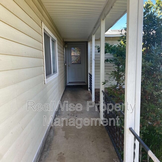 Photo - 725 Frances Ln