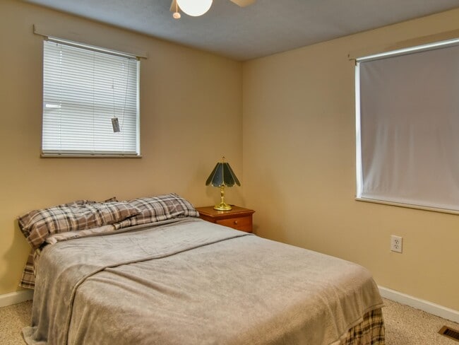 Dormitorio 12×10 - 1303 Chestnut St