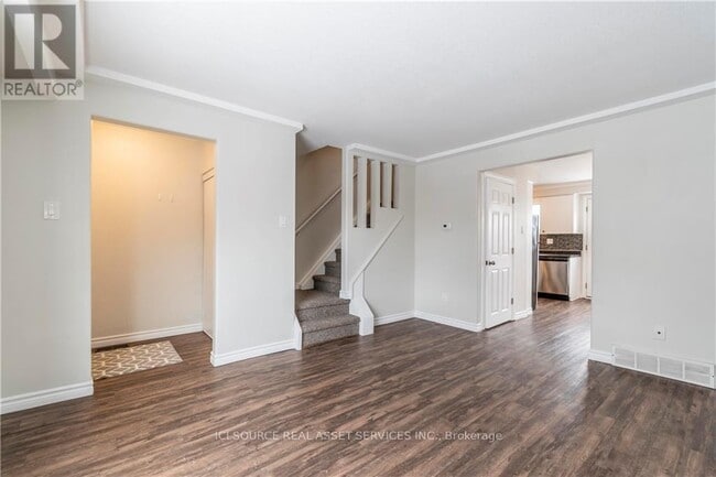 Photo - 205 Carlyle Dr