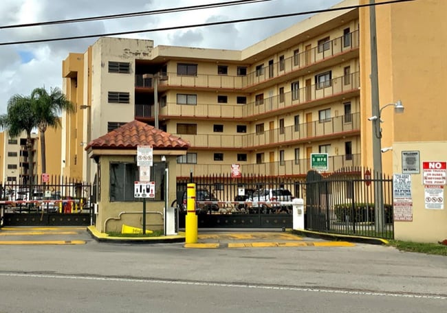 Photo - 9915 W Okeechobee Rd