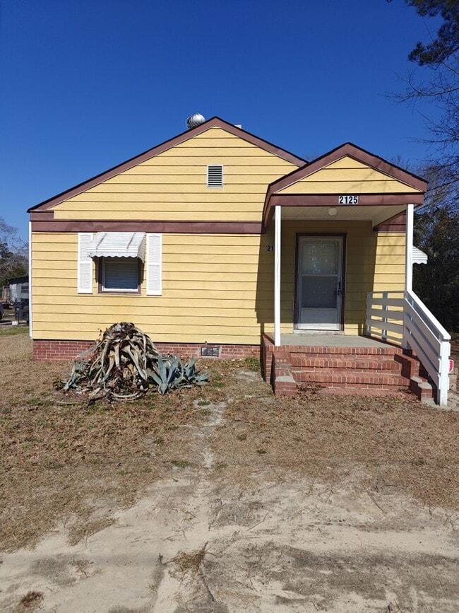 Building Photo - Charming 2-Bedroom Home with Spacious Yard