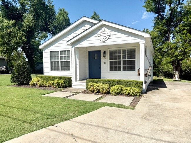 Building Photo - ***310 N. C Street*** Rental