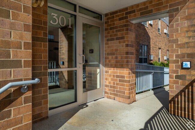 Photo - 301 S Livingston St