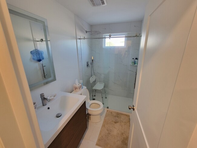 Building Photo - 5707 N Central Ave Unit 2nd floor Rental