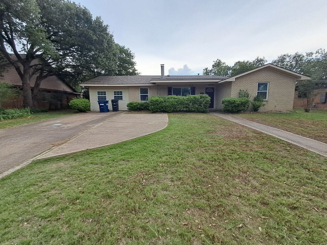 Photo - 1306 Leacrest Drive