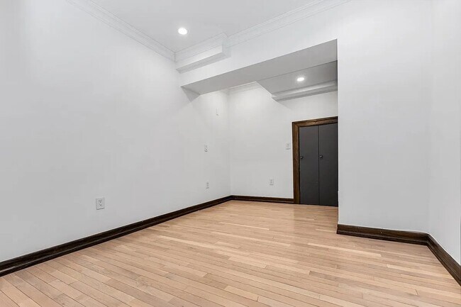 121 E 37th St Unit 2C